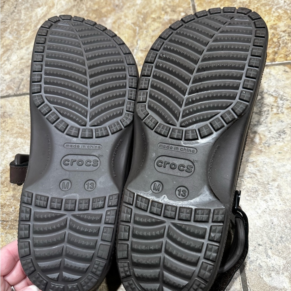 Crocs men’s brown faux leather clogs. Adjustable straps - Picture 3 of 7